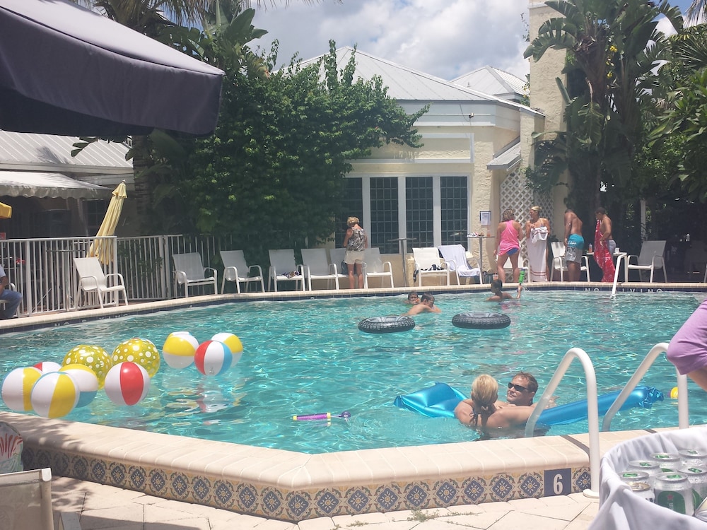 The Caribbean Court Boutique Hotel 2/83