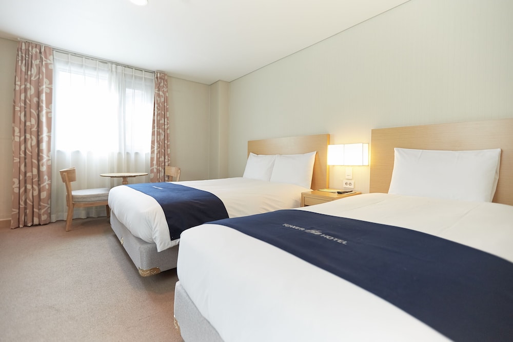 FAMILY, TWIN BEDS