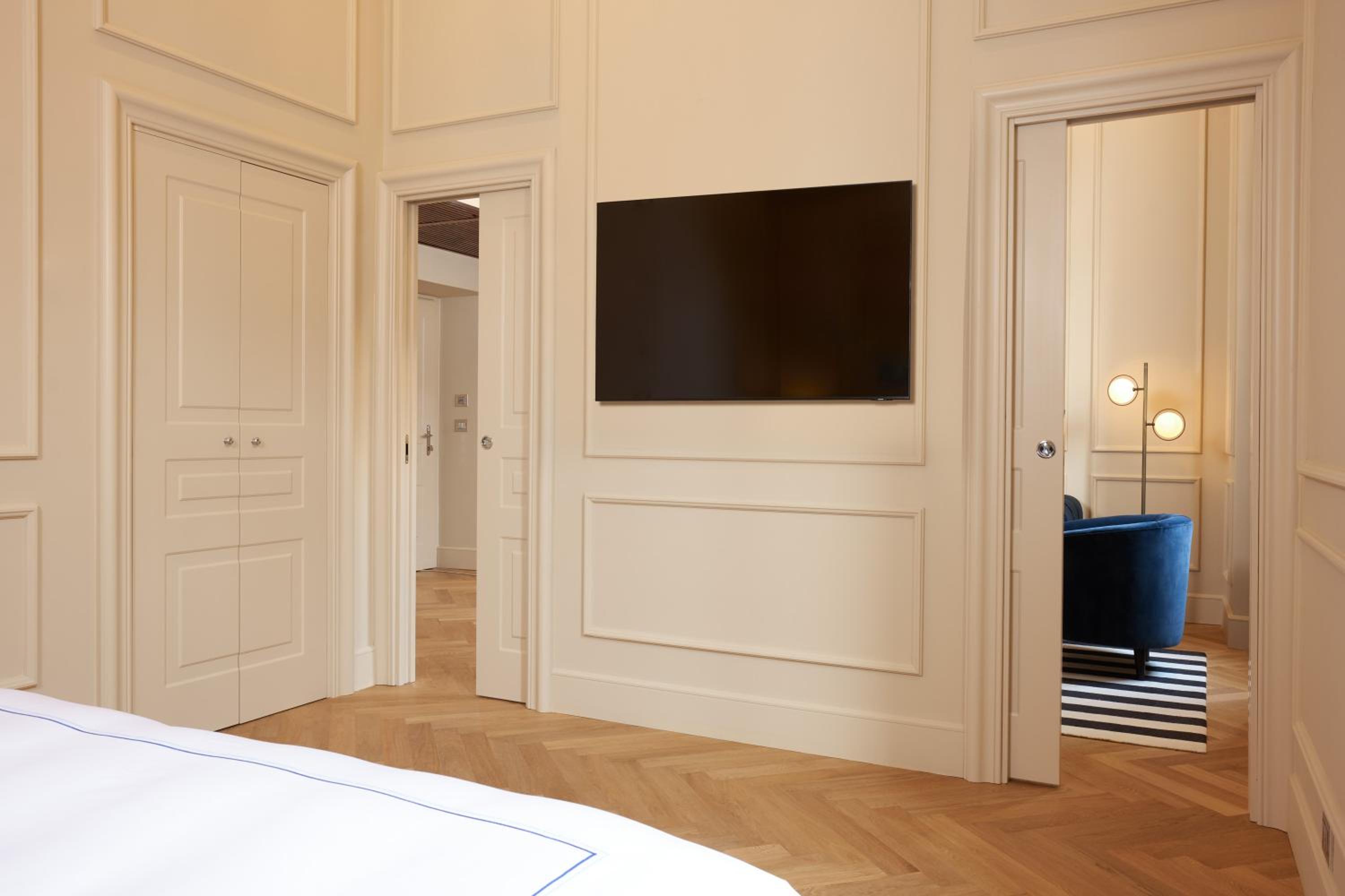 Suite, King Bed, The First Roma Arte 3/5
