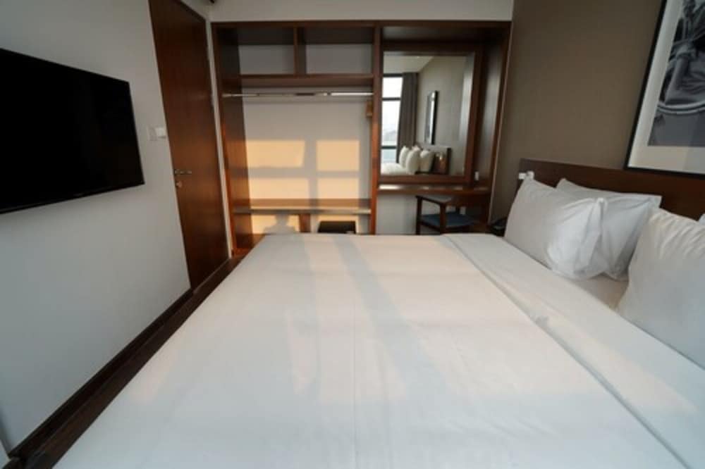 Veranda Serviced Residence @ Puri 32/74