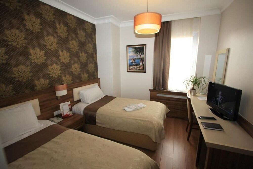 My Rose Hotel 18/44
