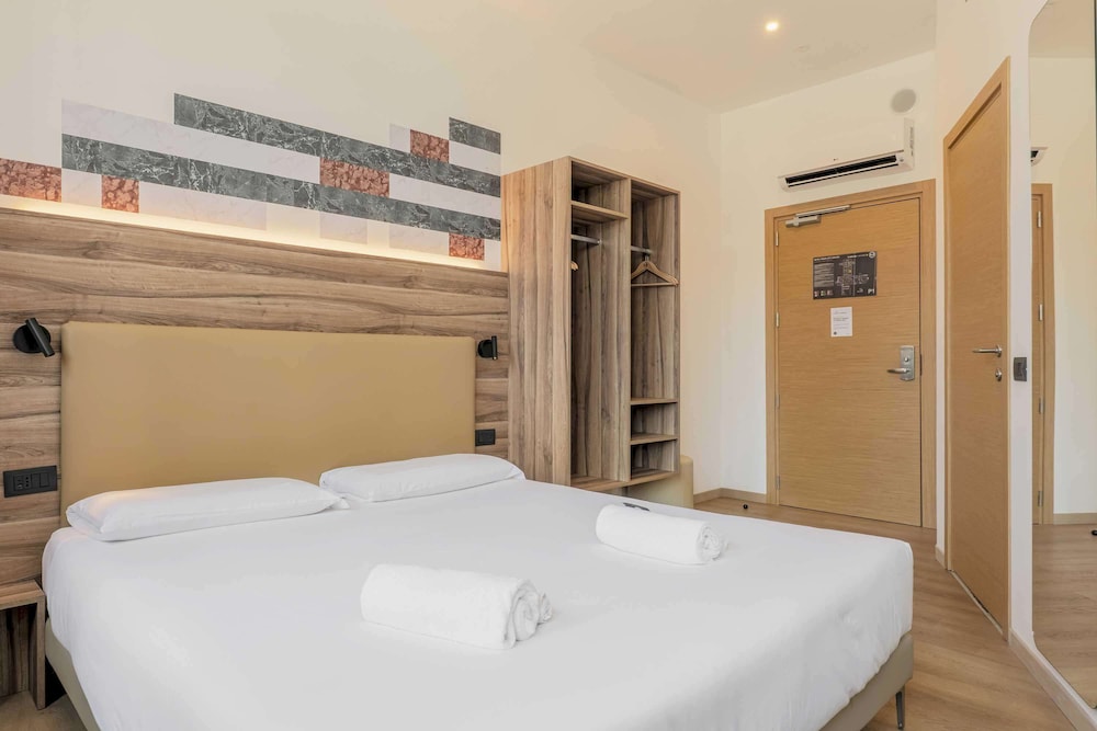 Standard, Queen Bed