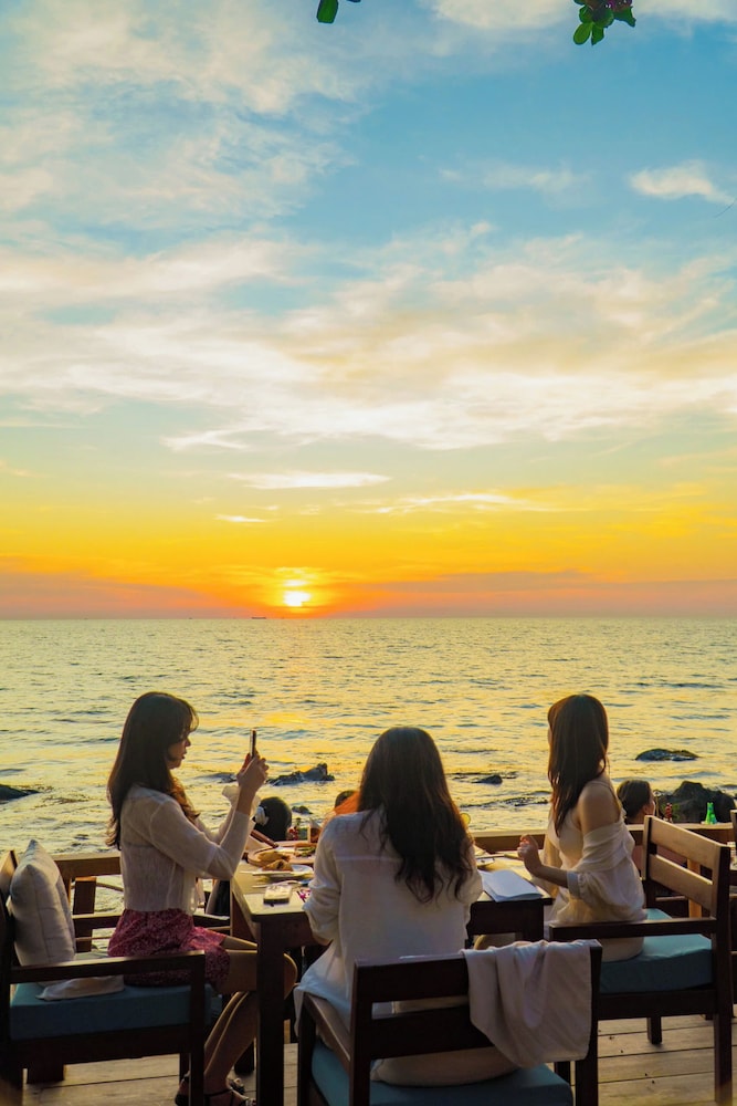 Camia Resort & Spa 68/71