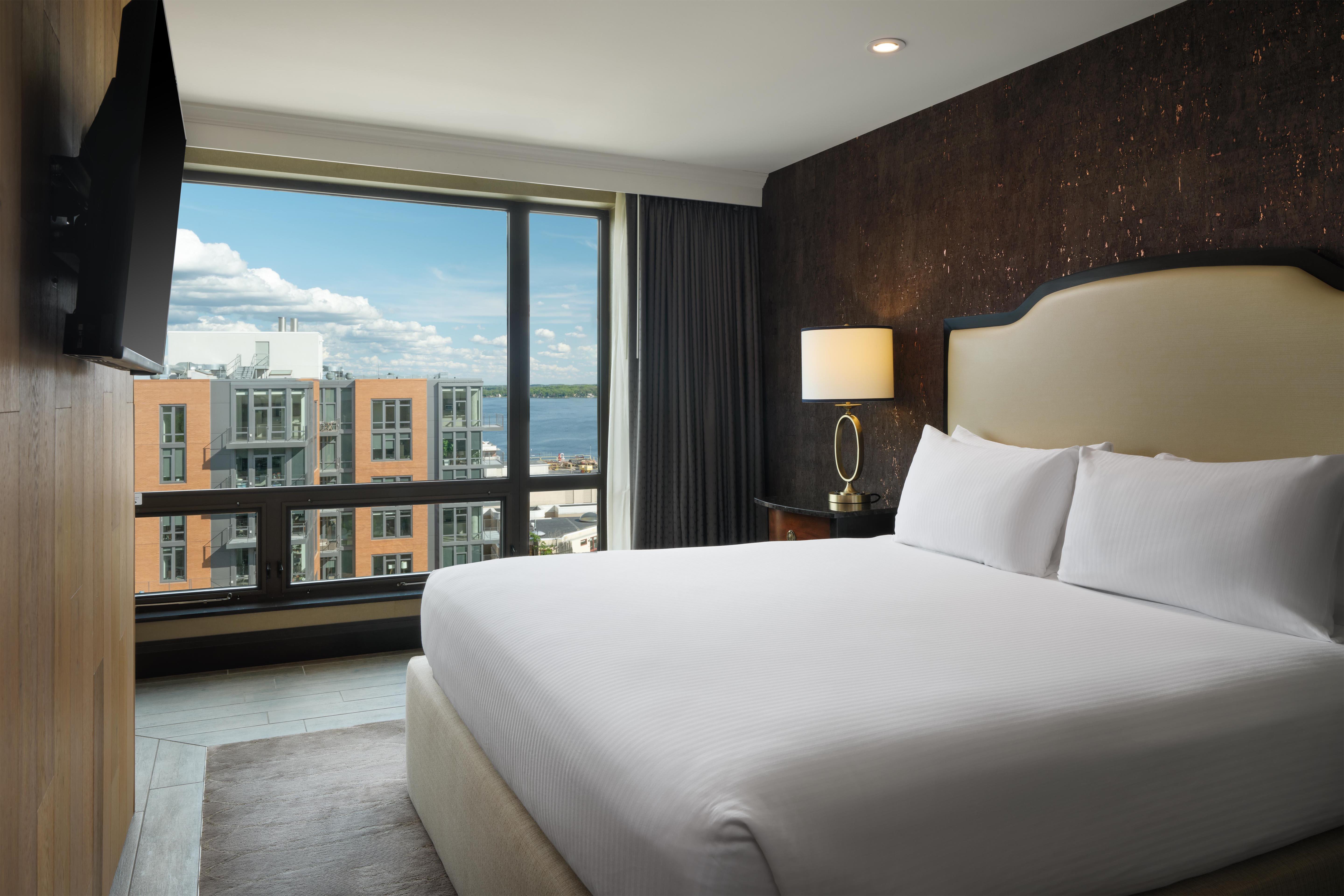 Executive, Suite, King Bed, Downtown View, Sofa