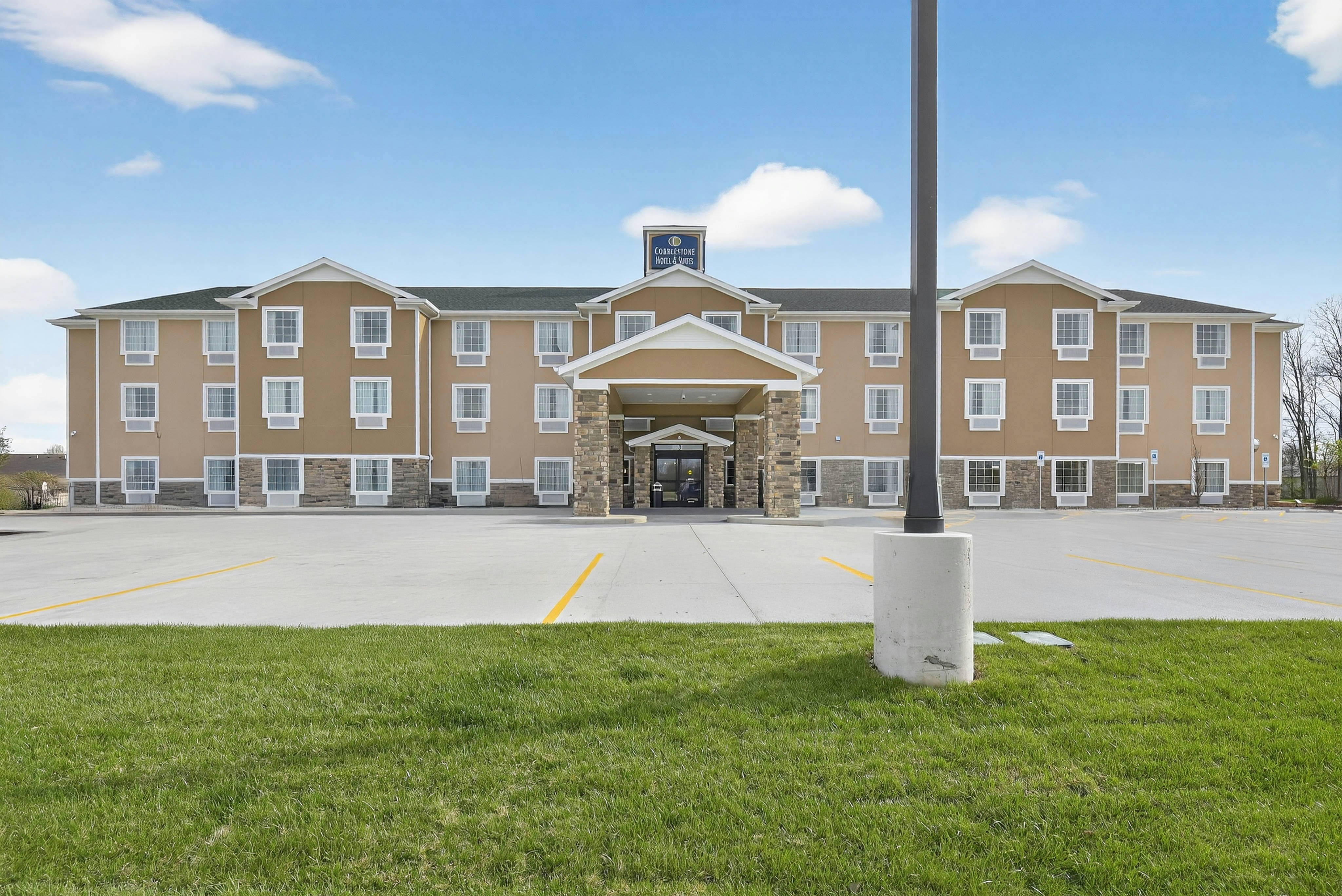 Cobblestone Hotel & Suites - Eaton, OH 45/50