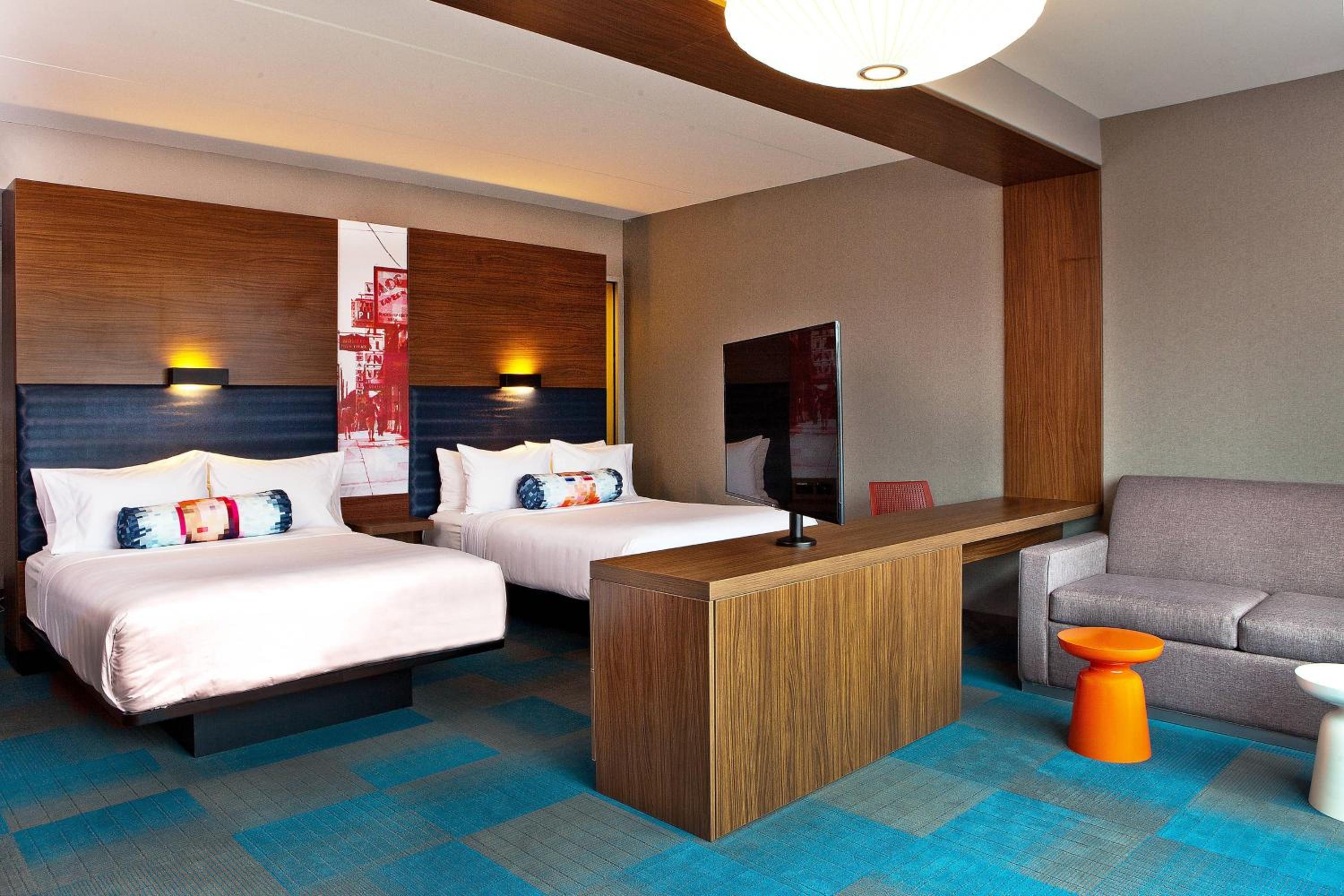 Savvy, Suite, 2 Queen Beds, Sofa
