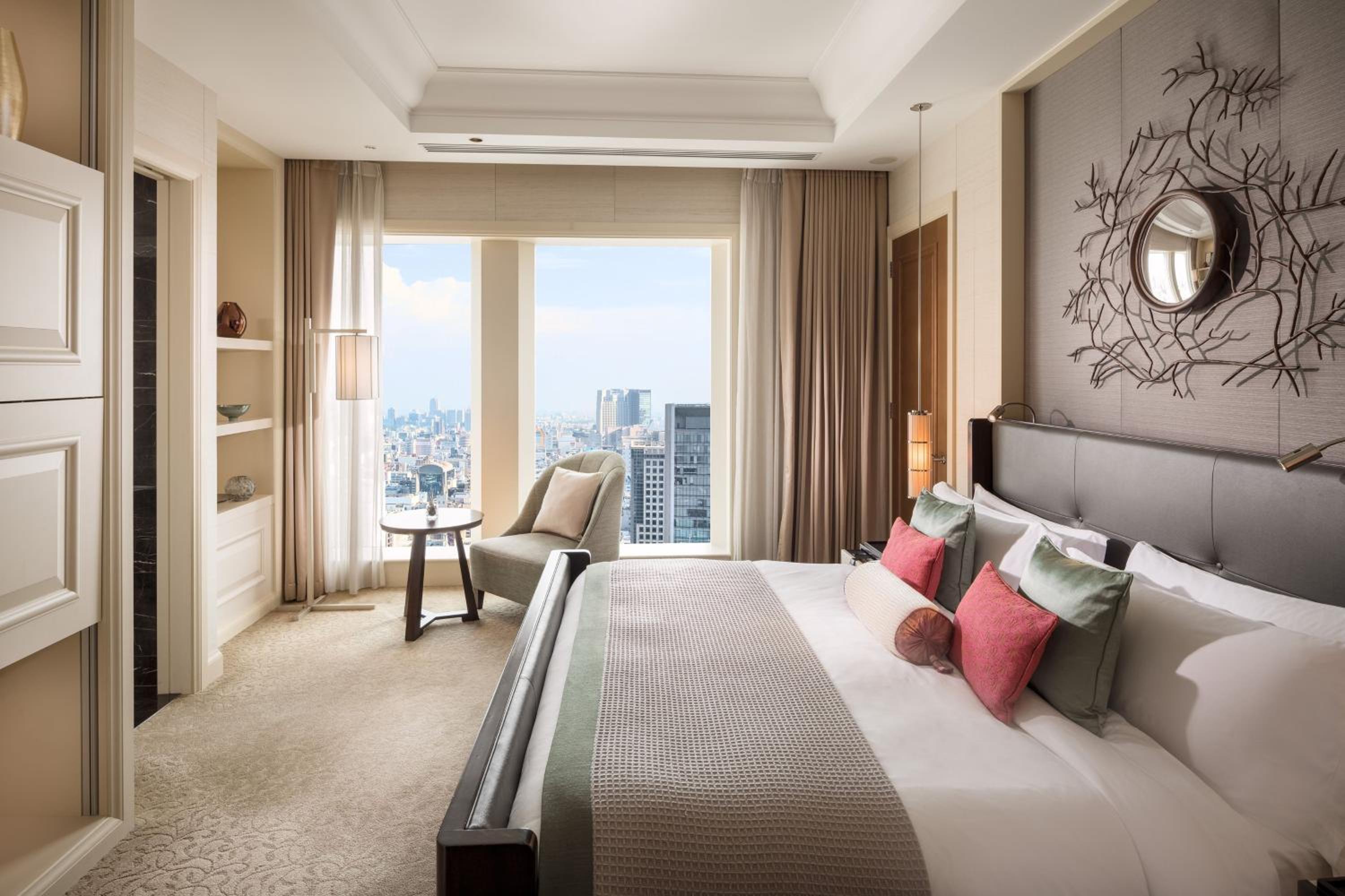 Astor, Suite, King Bed, Skyline View, High Floor