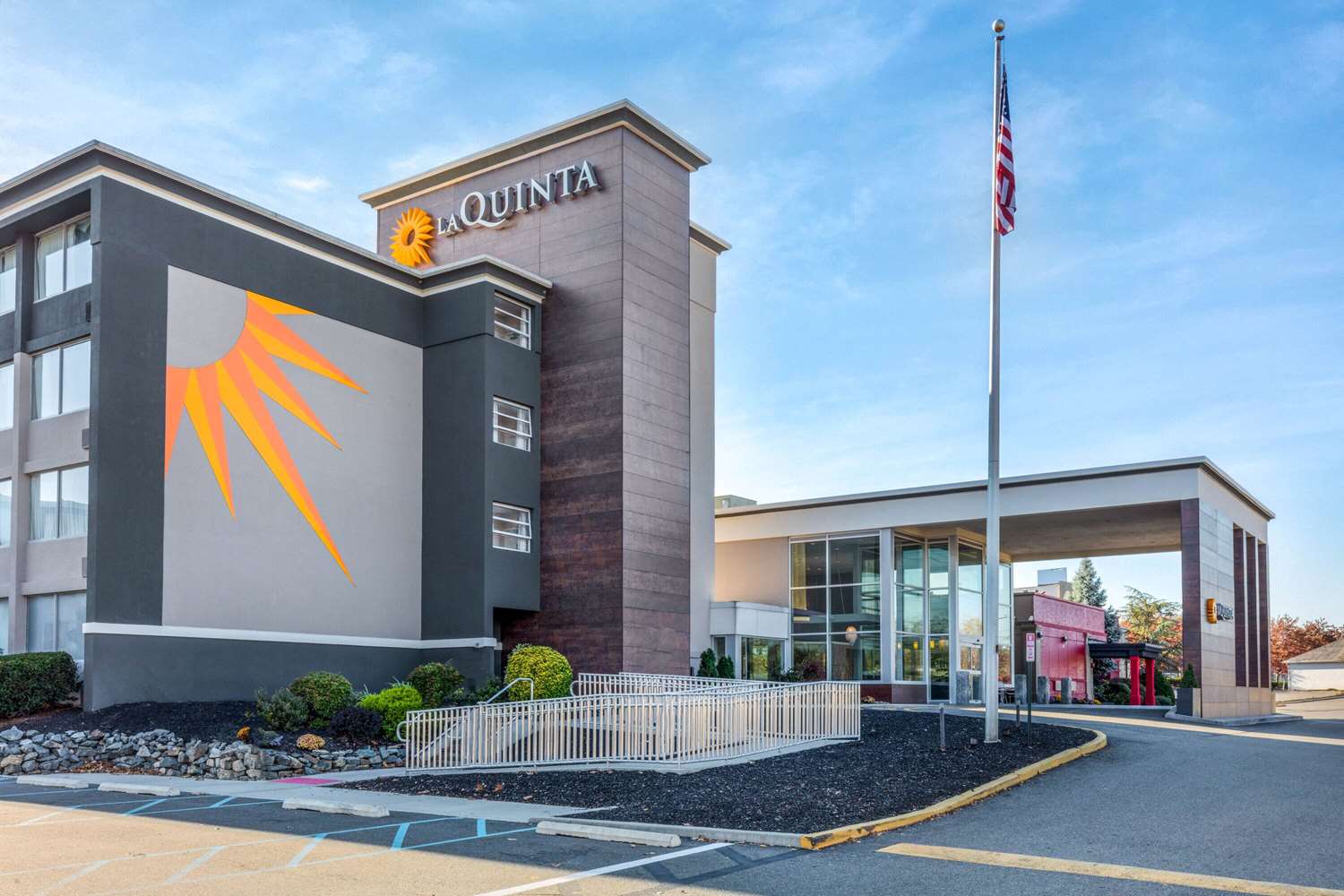 La Quinta Inn & Suites by Wyndham Clifton/Rutherford 43/50