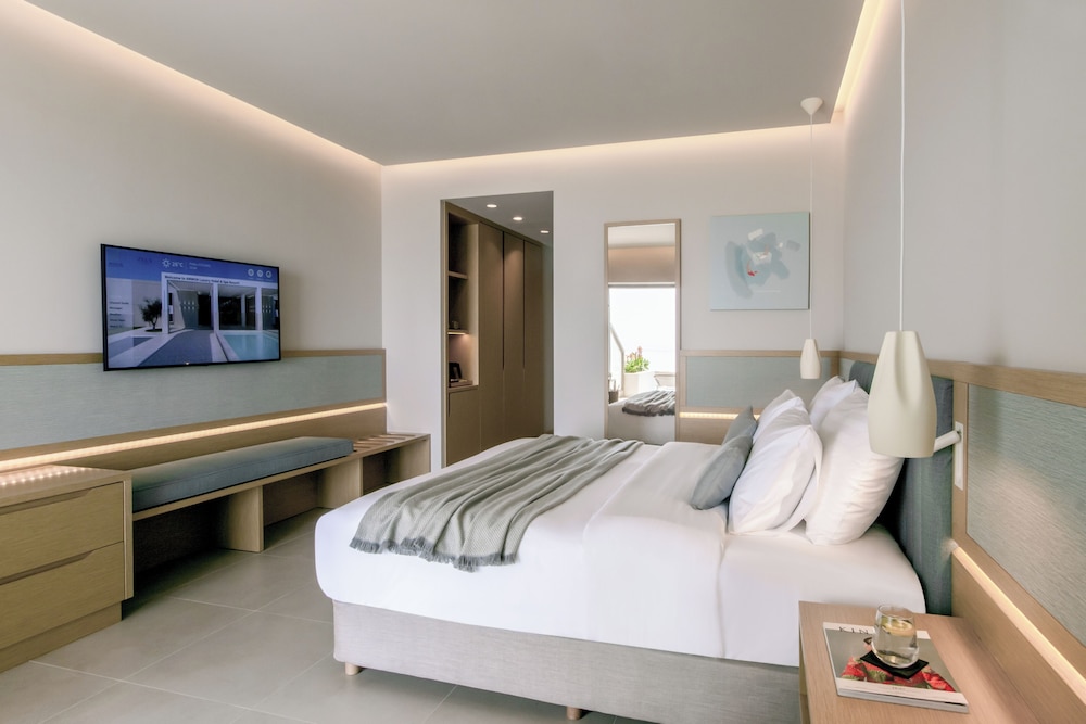 Deluxe, Queen Bed, Sea Front, Sofa