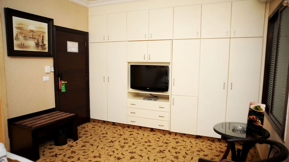 QUEENS SUITE HOTEL 49/61