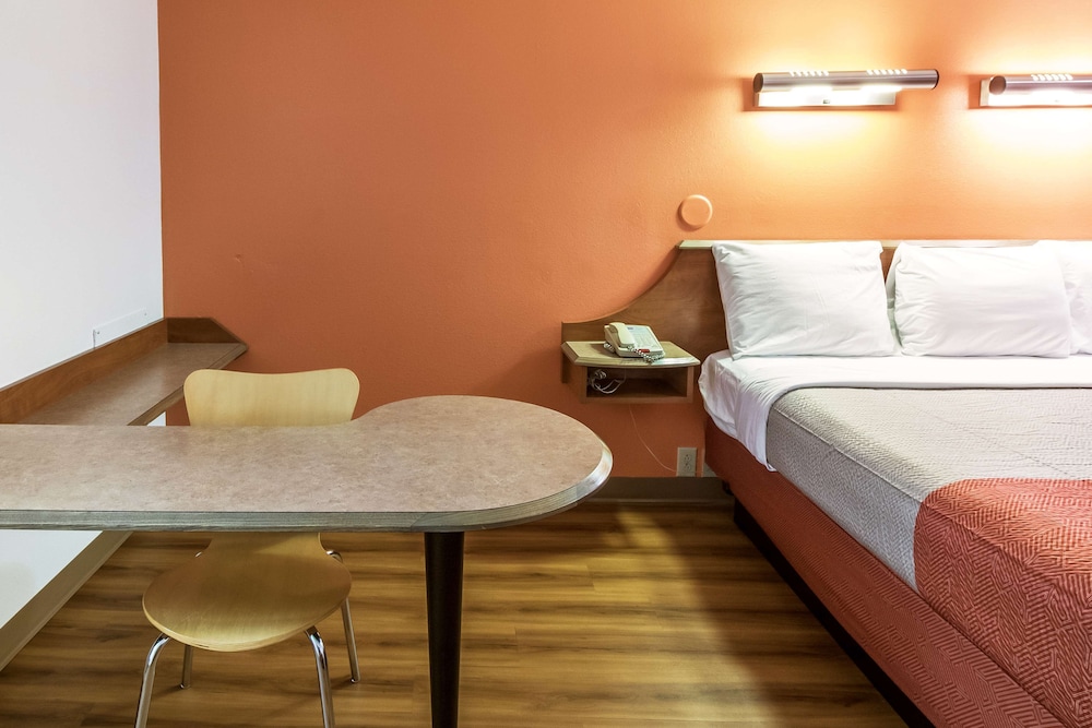 Motel6 Dayton Englewood 13/21