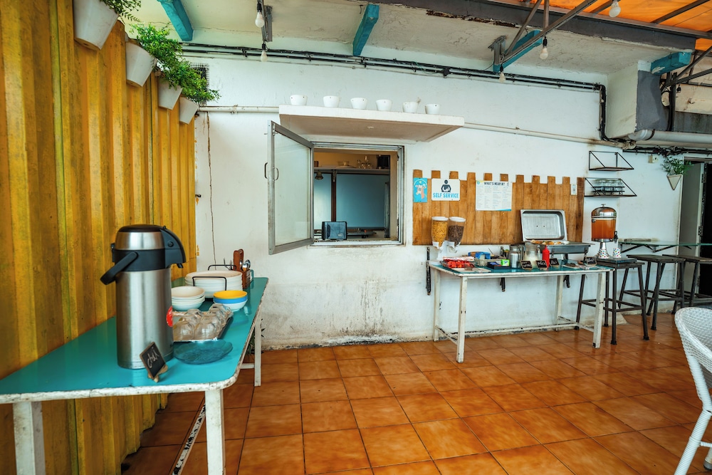 Locomo Hostel - Mumbai Airport 40/50