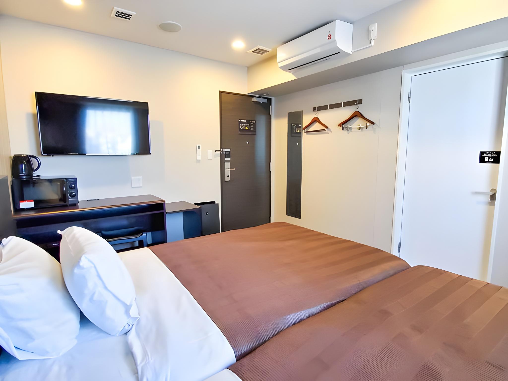 غرفة قياسية بسريرين منفصلين