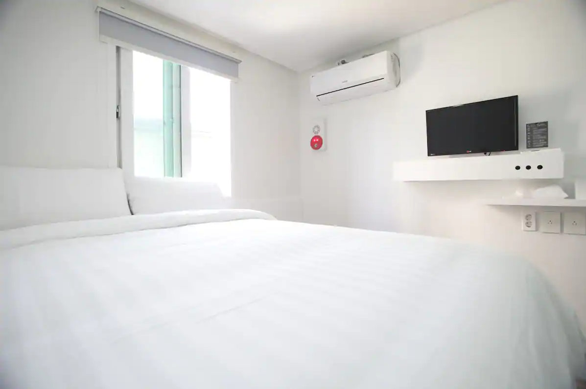 ROOM, DOUBLE BED