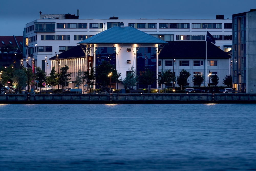 Pier 5 Hotel 62/64