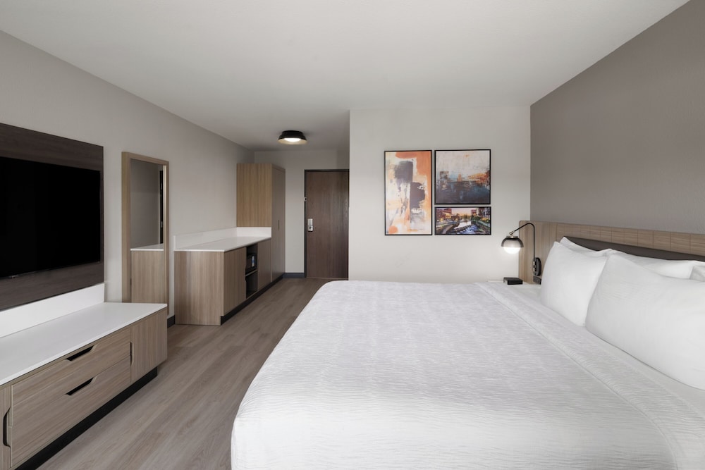La Quinta Inn & Suites by Wyndham Greenville 32/61