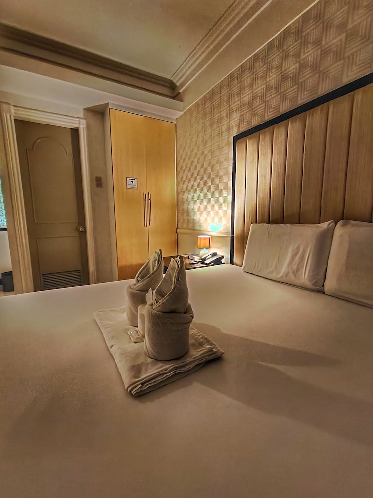 S&M Hotel 24/38