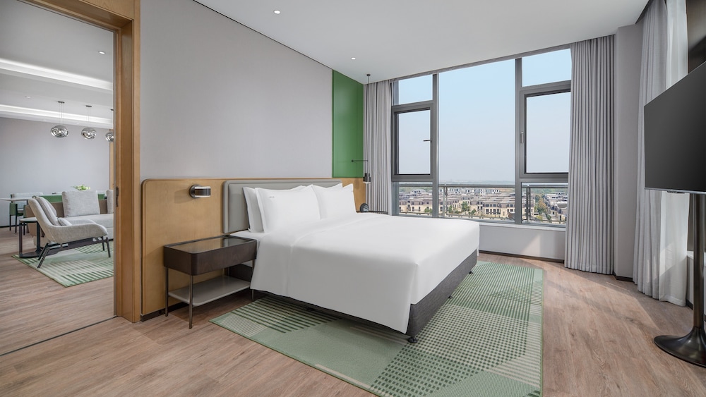 1 Bedroom, Suite, Single Bed, Dining Area، Holiday Inn Wuhan Houguan Lake by IHG 3/6