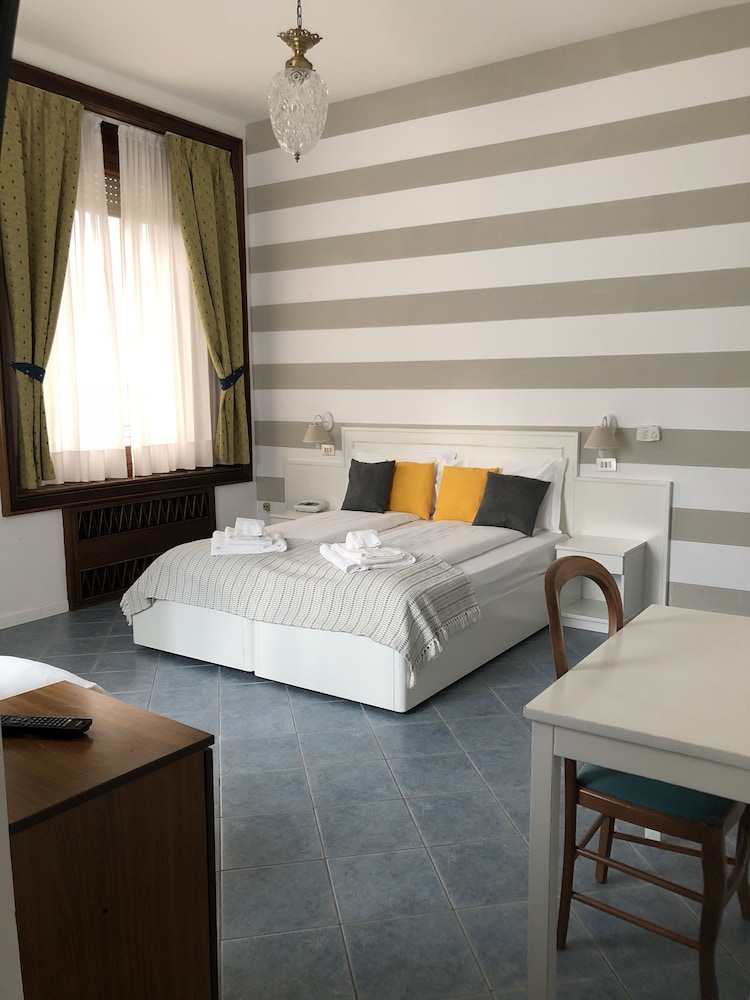 Hotel La Fontana 12/76