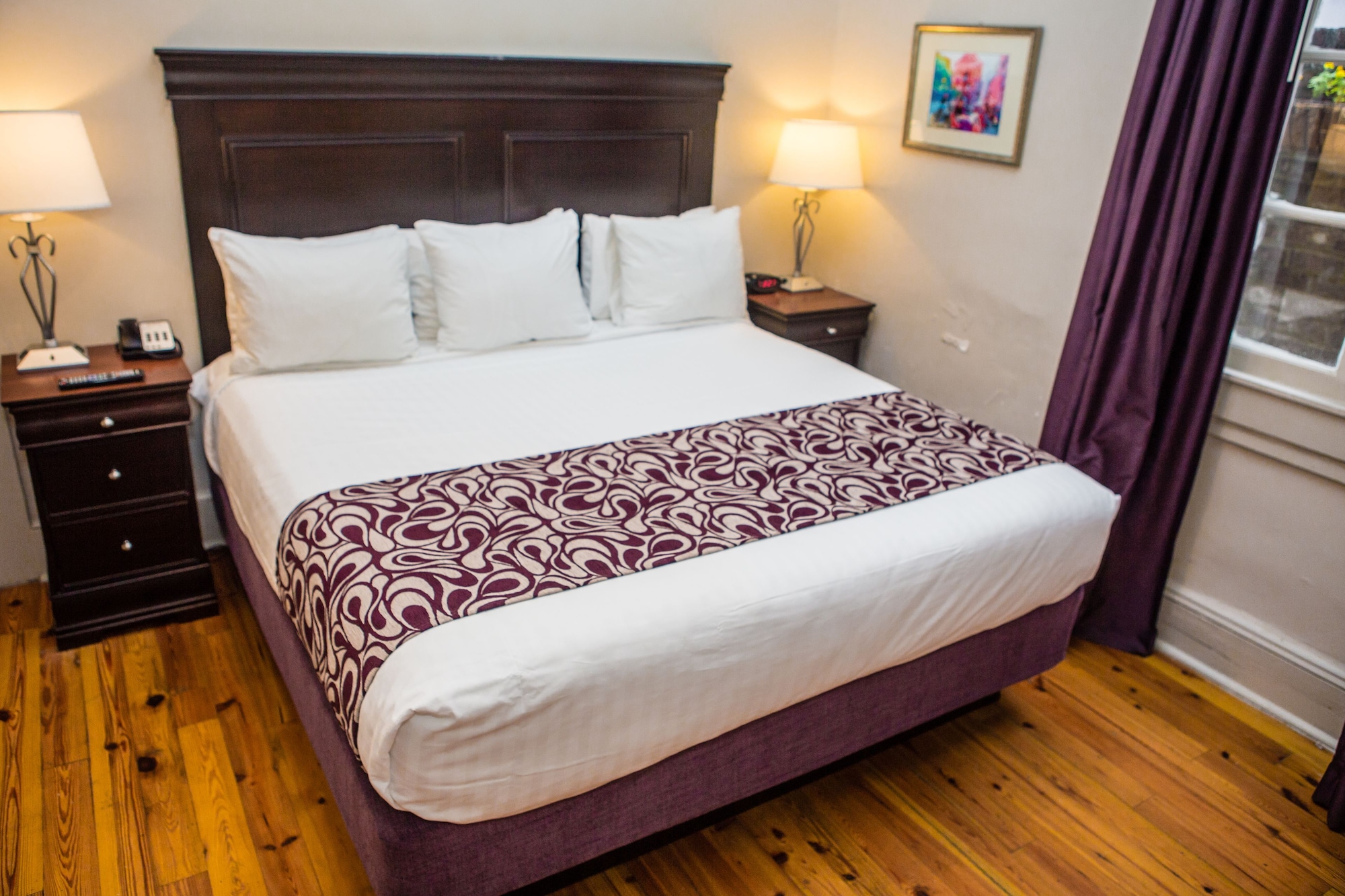 DELUXE, KING BED