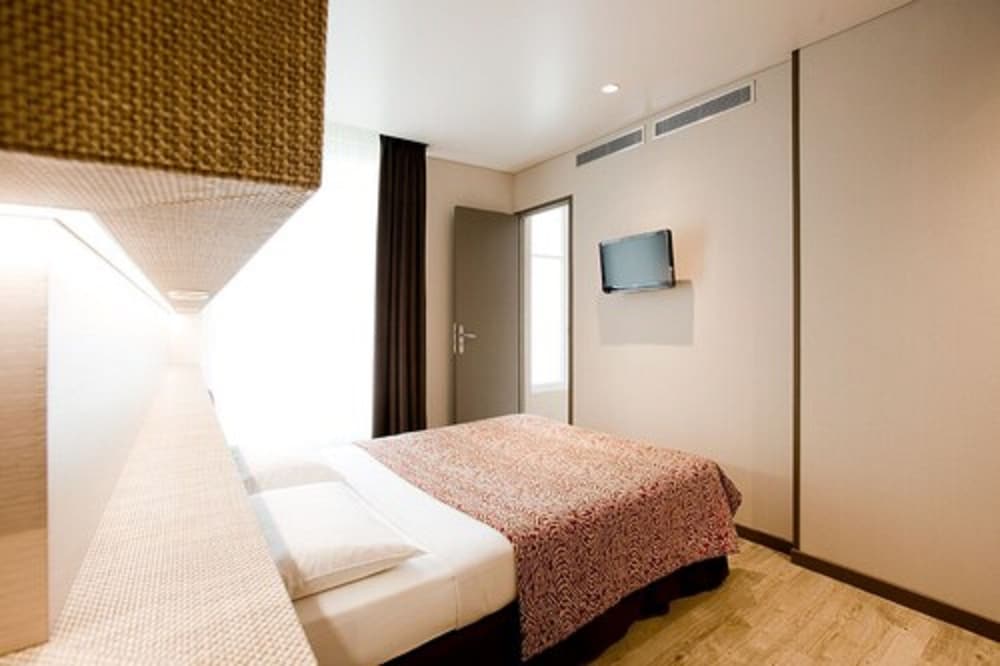 1 BEDROOM, DOUBLE BED