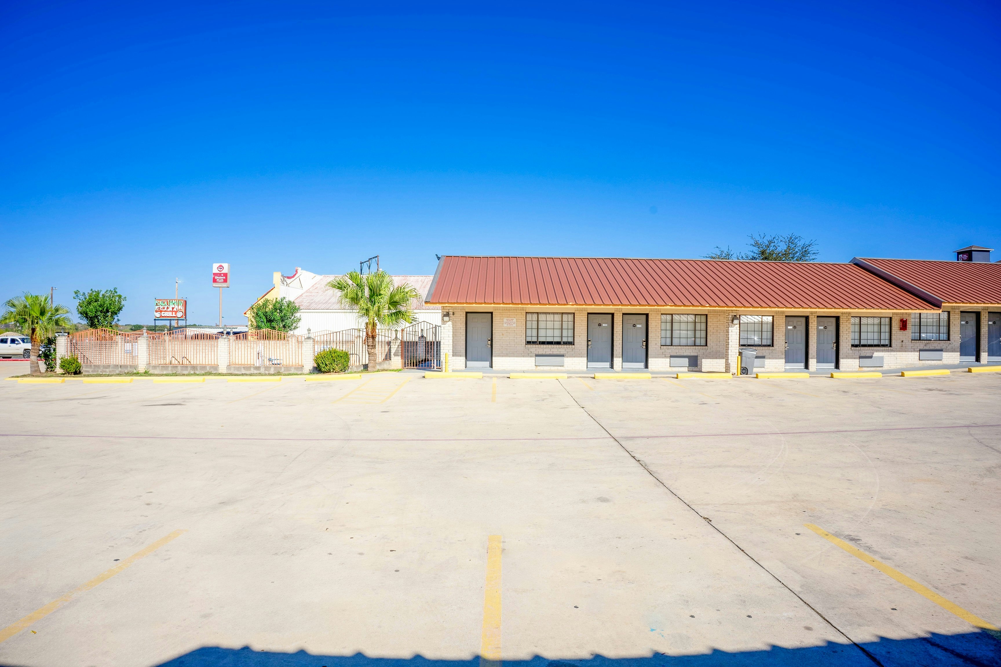 Pleasanton Executive Inn By OYO 29/42