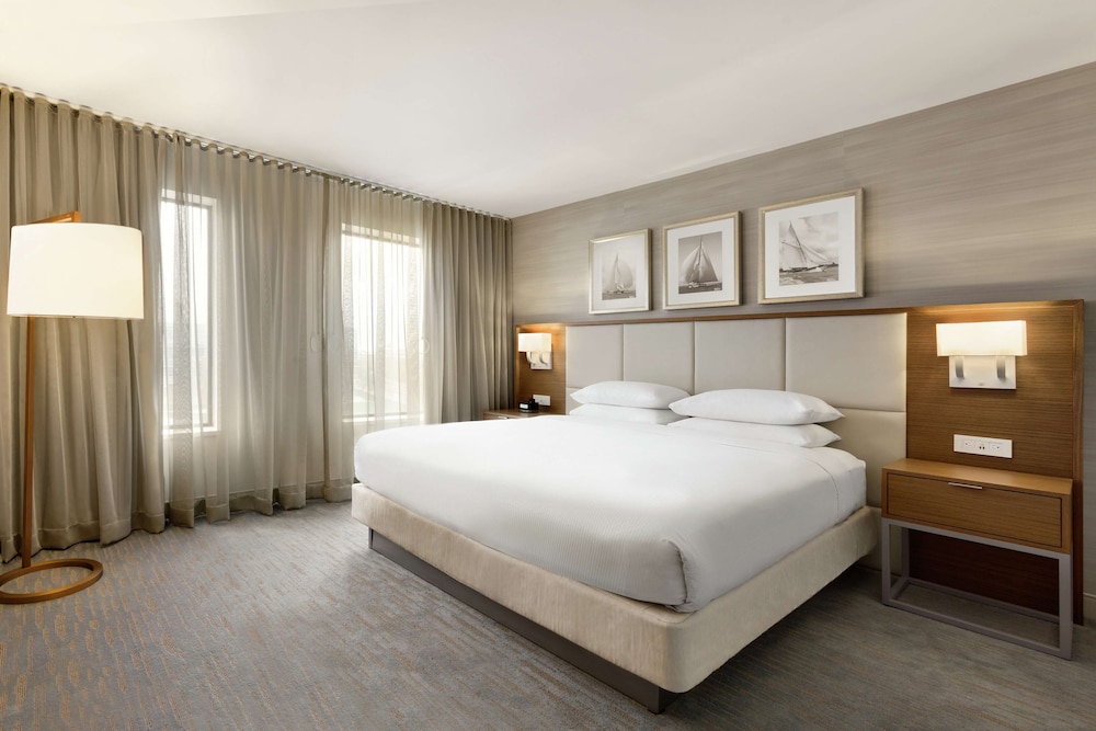 SUITE, KING BED, CITY SKYLINE VIEW, ACCESSIBLE