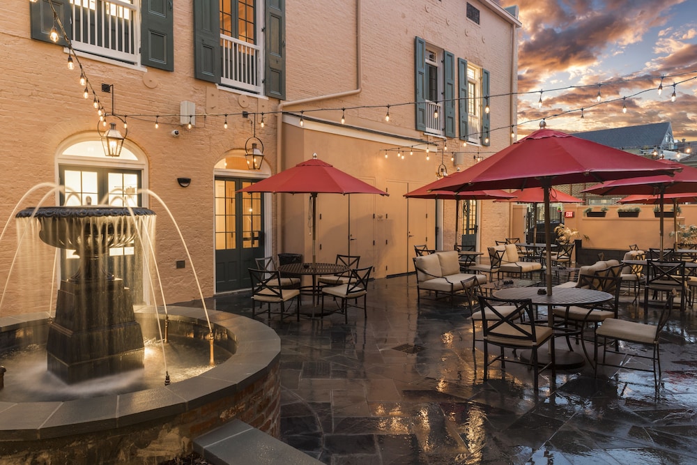Royal Frenchmen Hotel And Bar 69/72