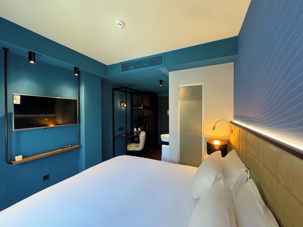 STANDARD, DOUBLE BED, CITY VIEW