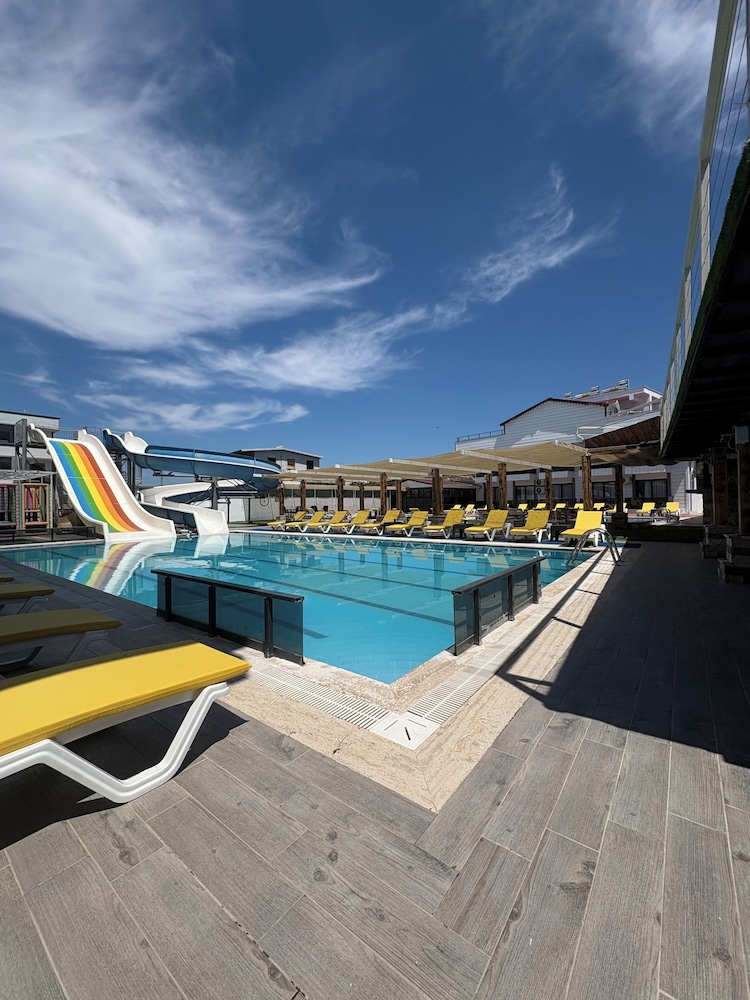 Atas Aqua Otel Avsa 46/51