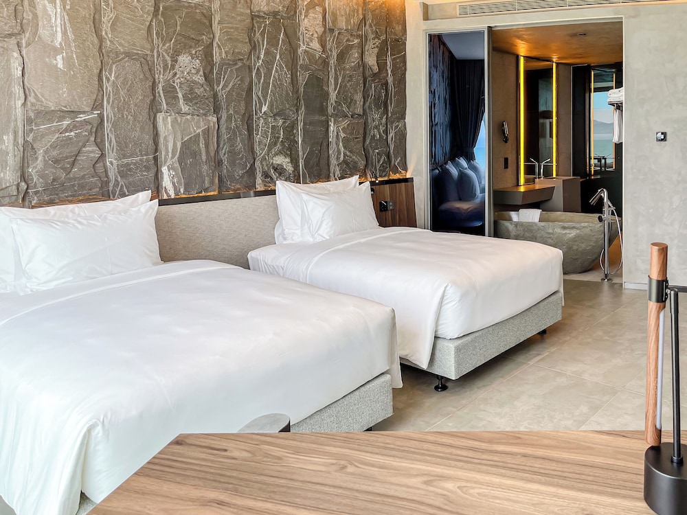 Deluxe, Twin Beds, Ocean Front, Bathtub