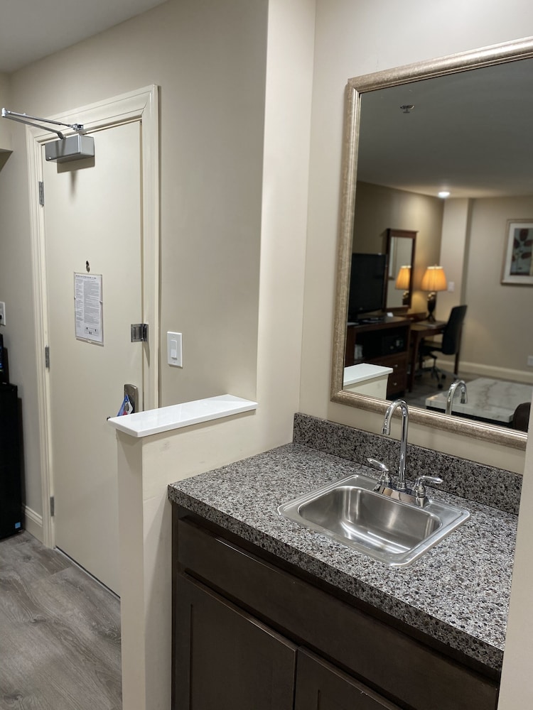Clayton Plaza Hotel 25/65
