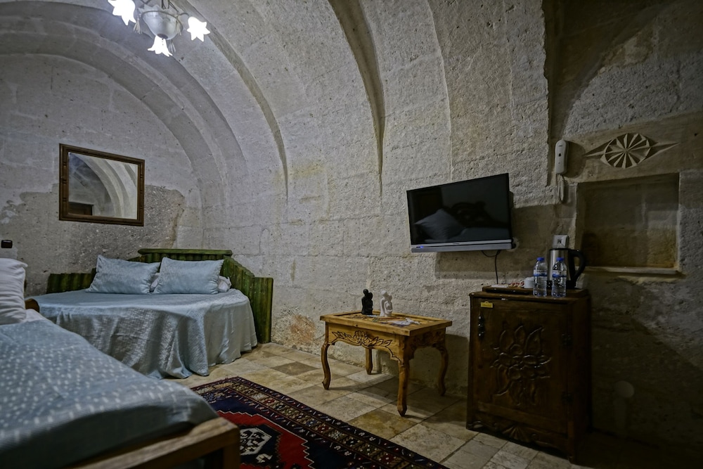 Holiday Cave Hotel 69/81