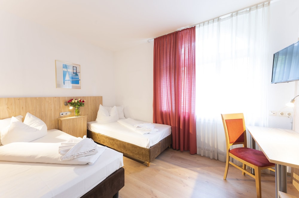 ROOM, DOUBLE BED
