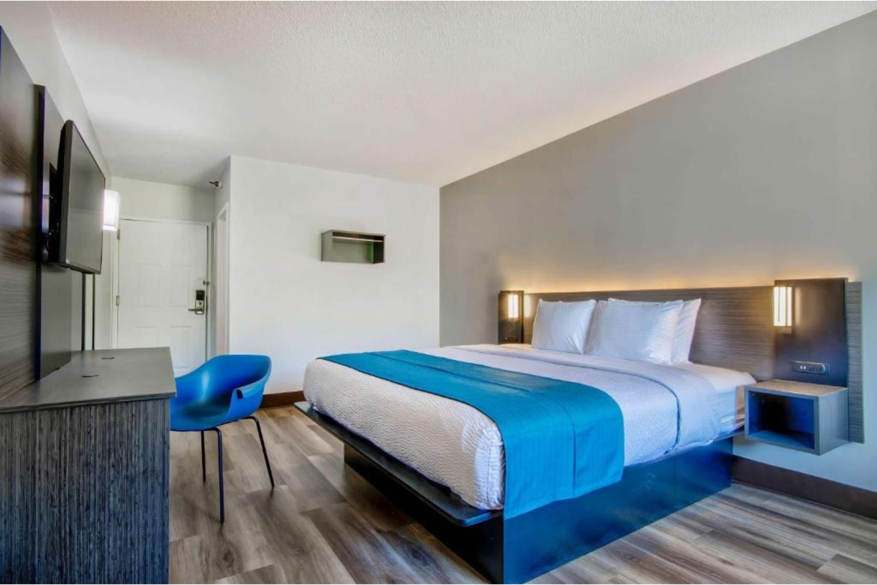 1 King Bed - Non-Smoking, Micfridge
