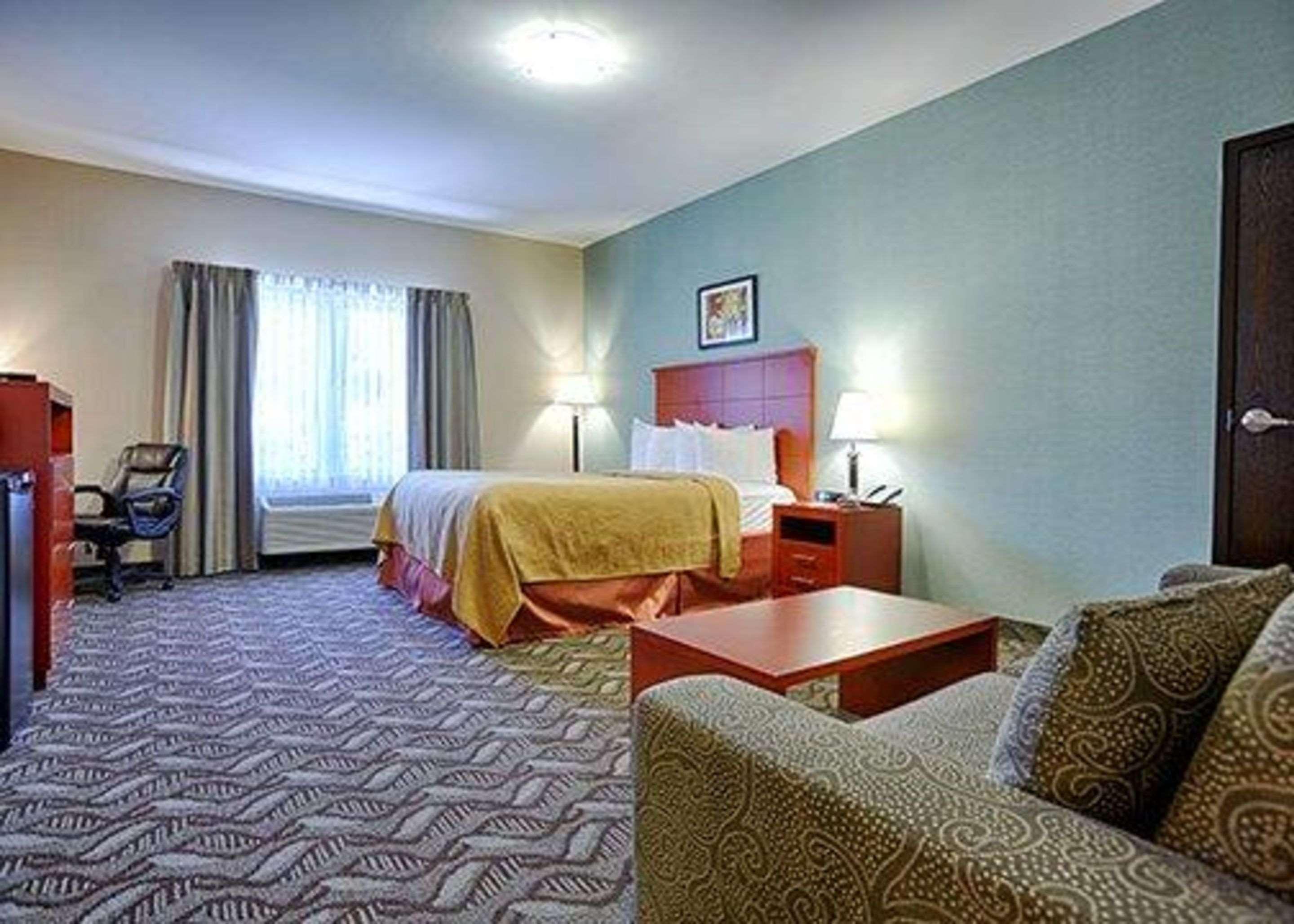 غرفة بسرير كوين