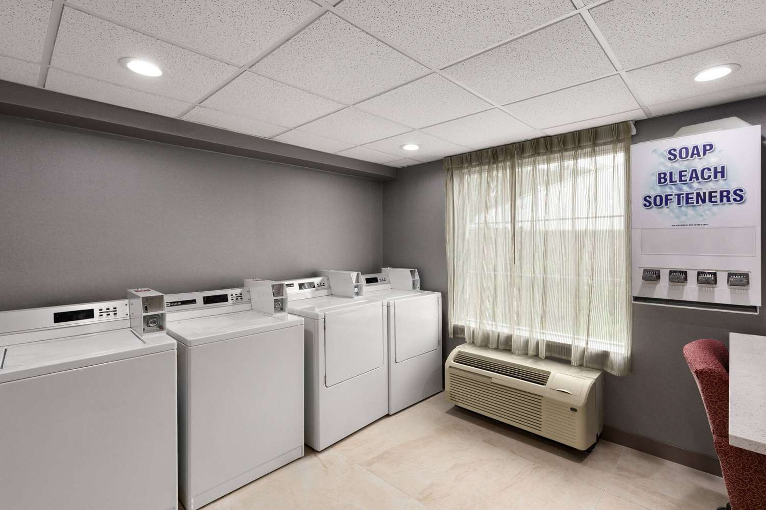 La Quinta Inn & Suites by Wyndham Knoxville Papermill 37/45