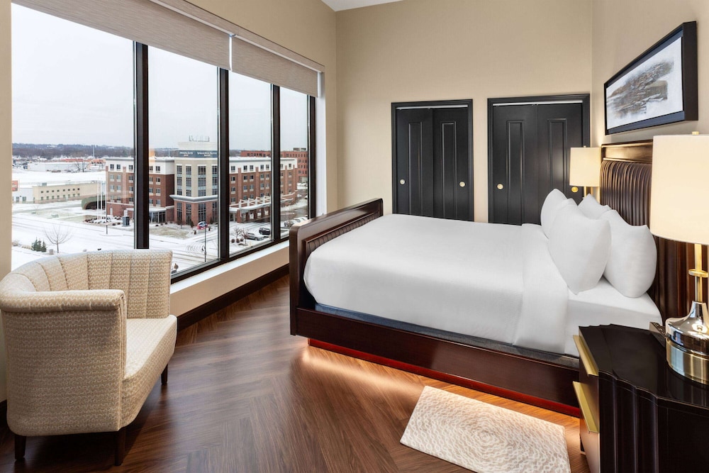 EXECUTIVE, PENTHOUSE, KING BED