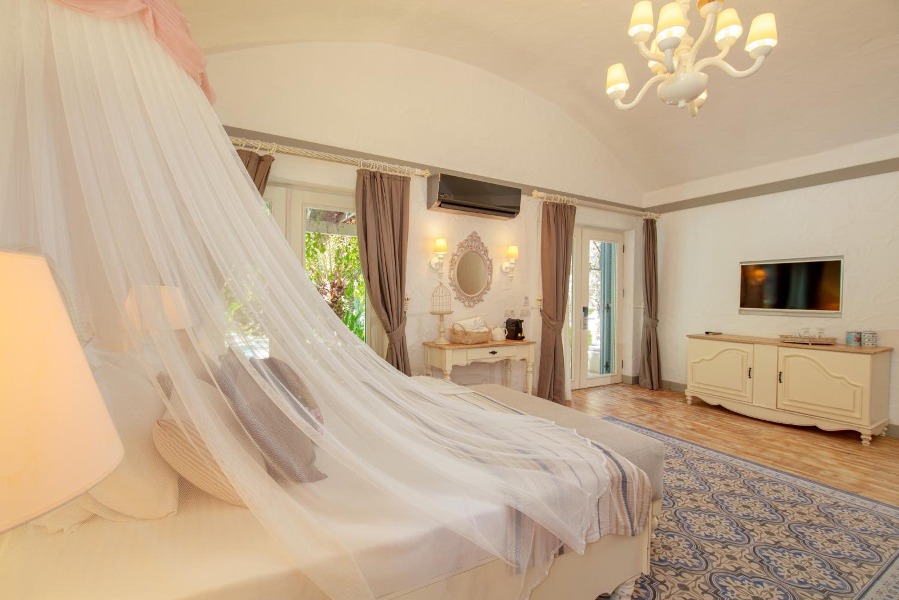 Exclusive, Suite, Pool Access