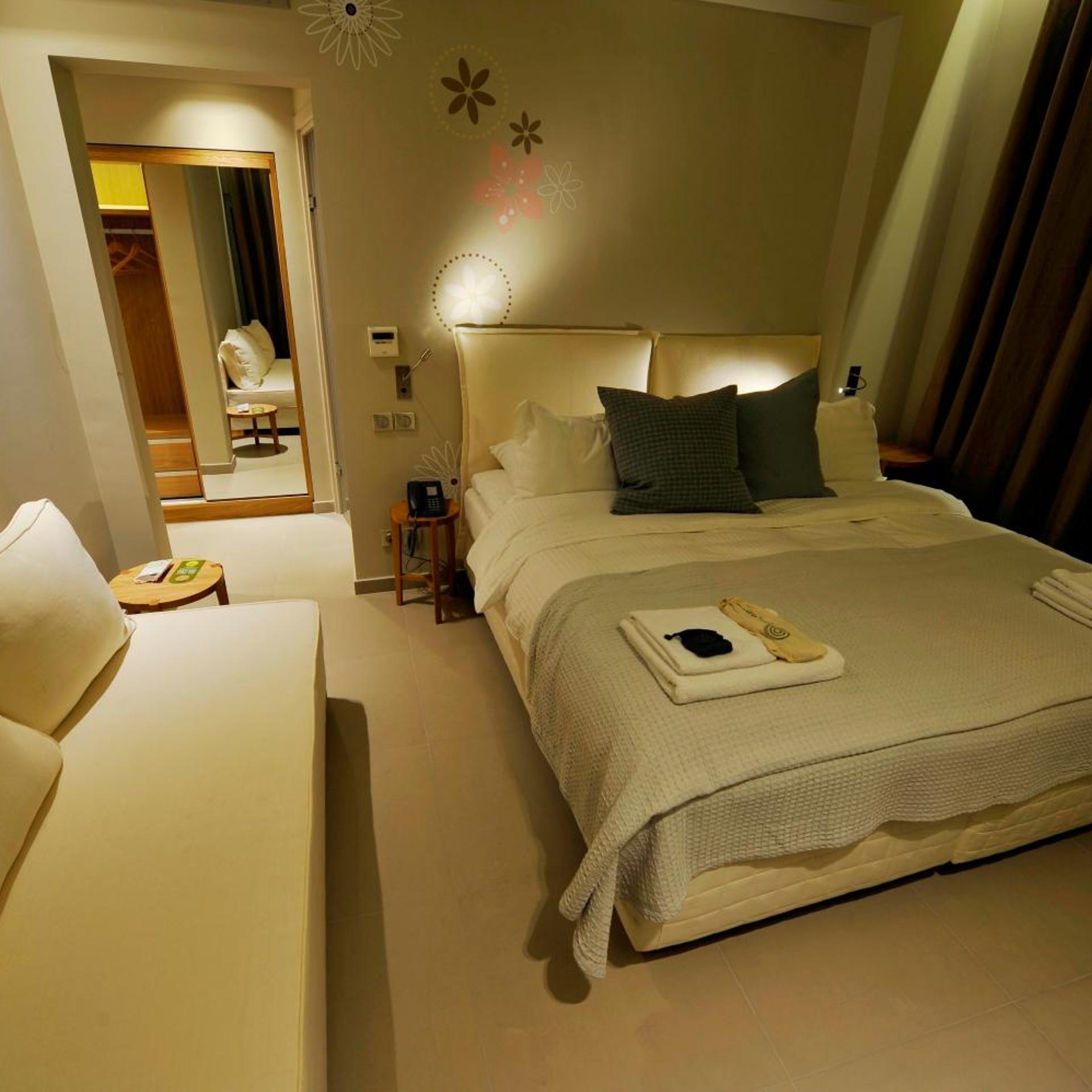 ROOM, TRIPLE