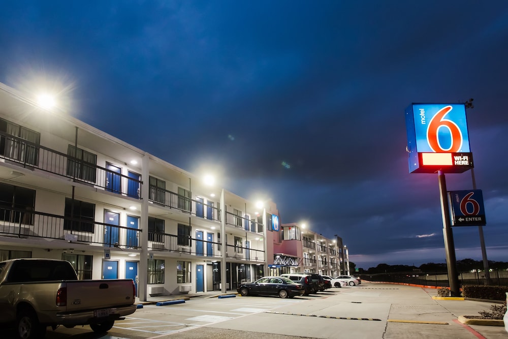 Motel6 Houston, TX - Medical Center/NRG Stadium photo5