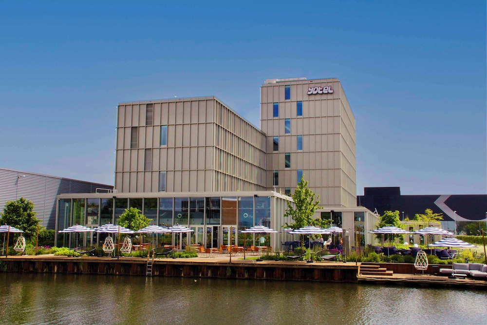 YOTEL Amsterdam, Select by Hilton 39/42