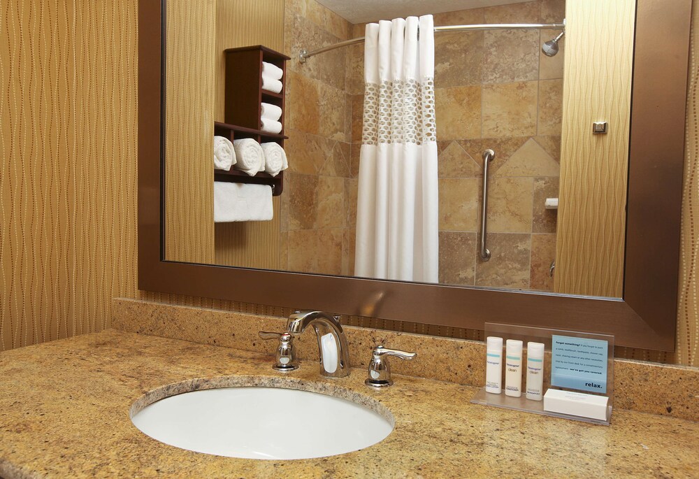 Hampton Inn Suites Fargo Medical Center 30/36
