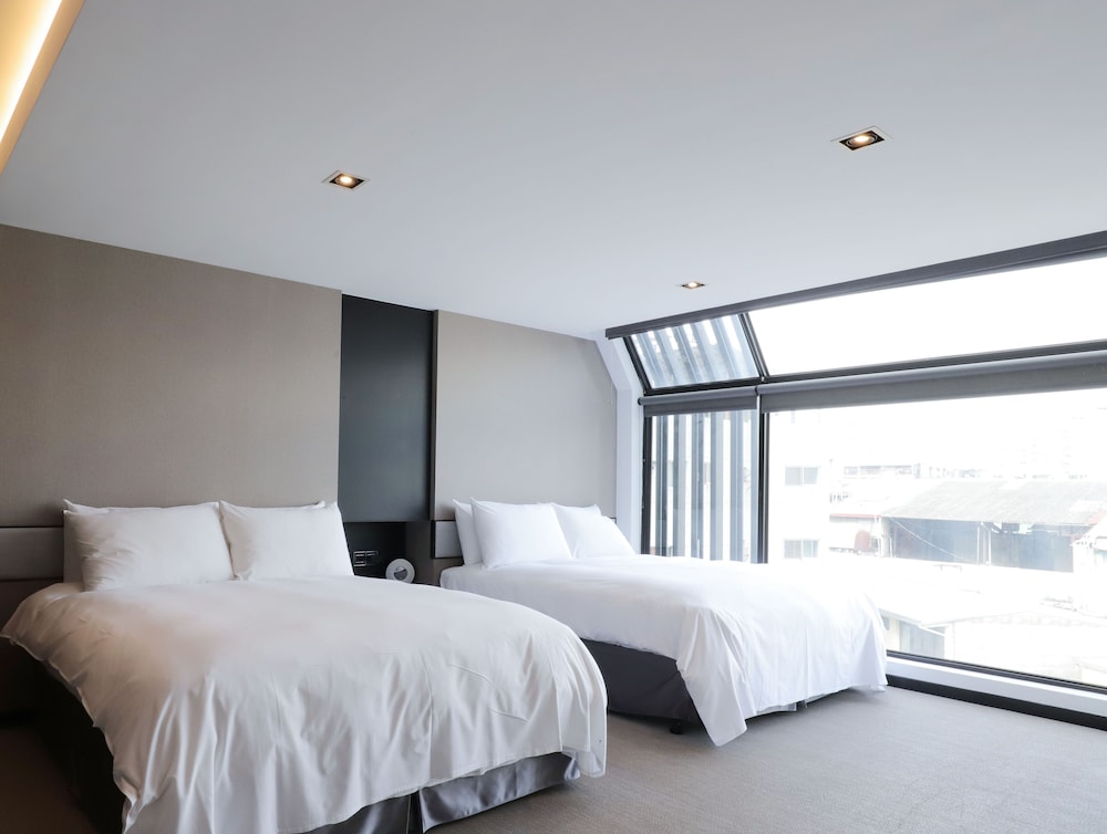 Slow Town Hotel 24/67