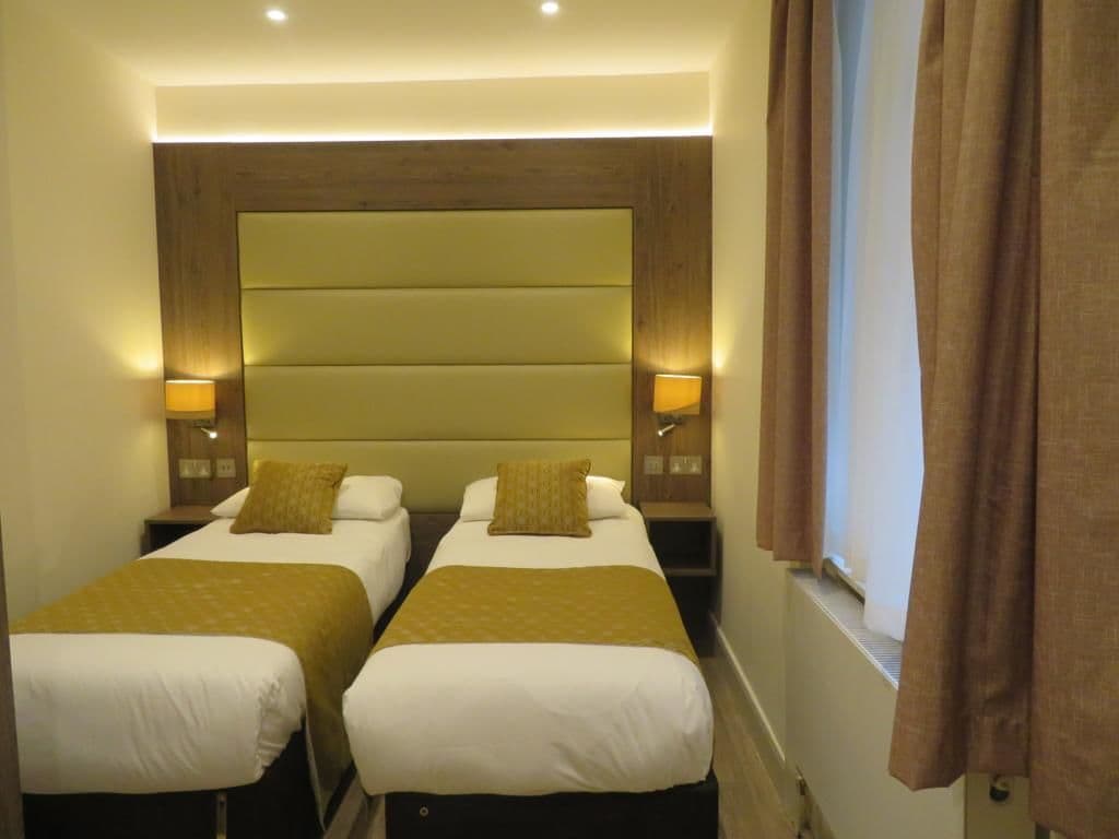 ROOM, TWIN BEDS