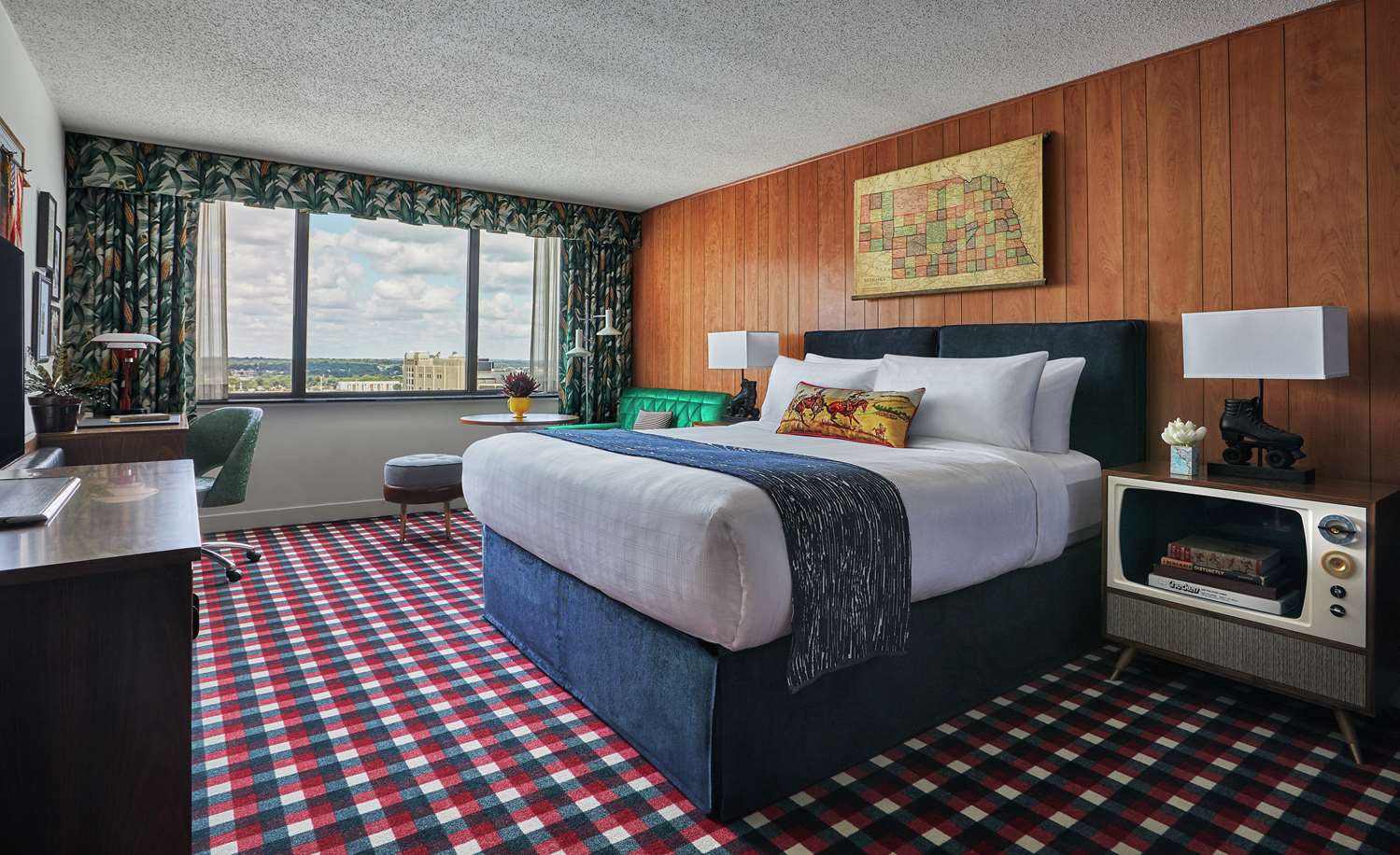 Graduate, King Bed, Stadium View
