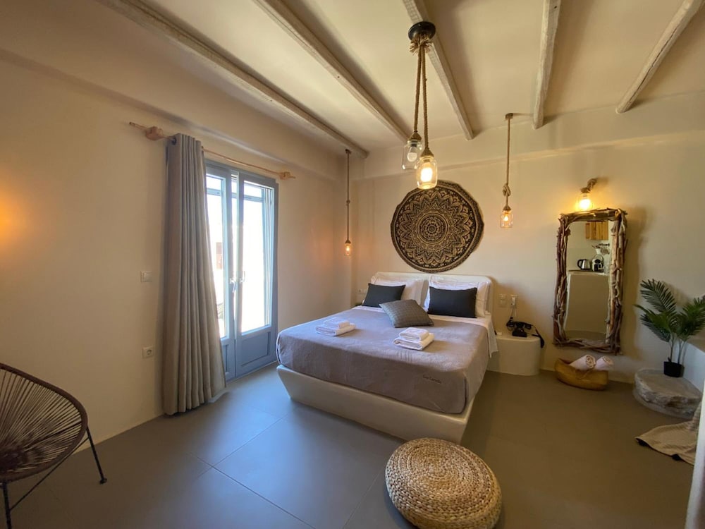 Ampelos Suites 10/30