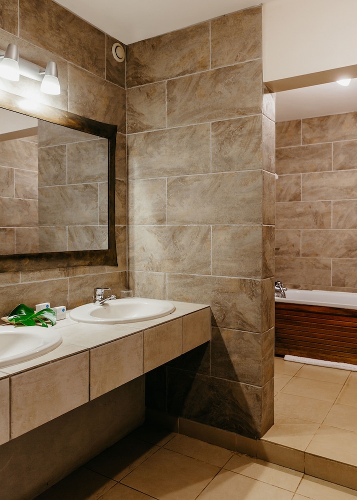Hotel Le Recif Saint Gilles 50/50