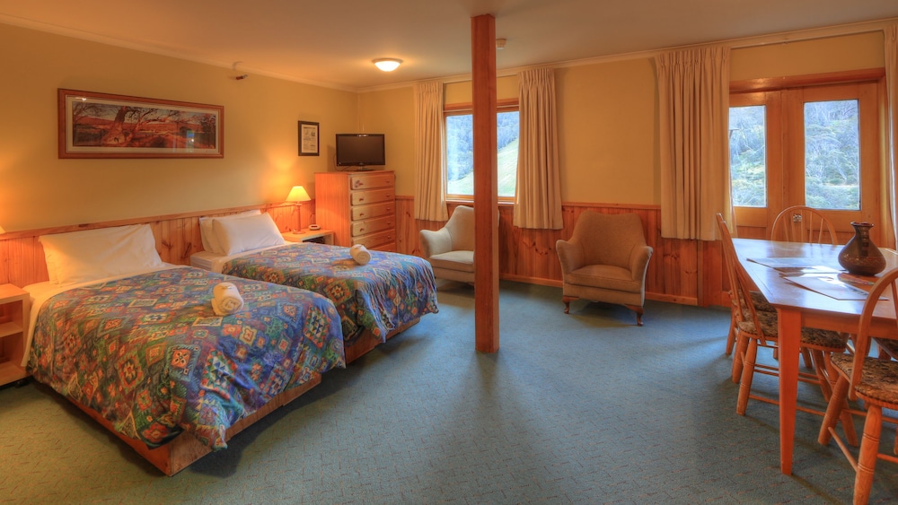 CANDLELIGHT LODGE 25/59