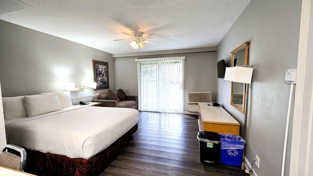 2 BEDROOMS, SUITE, KITCHEN